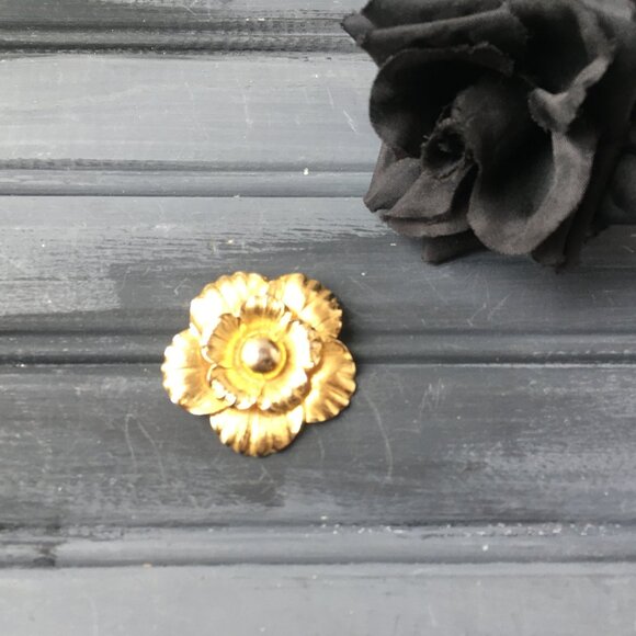 Gold Flower Collar Clip - Picture 2 of 6